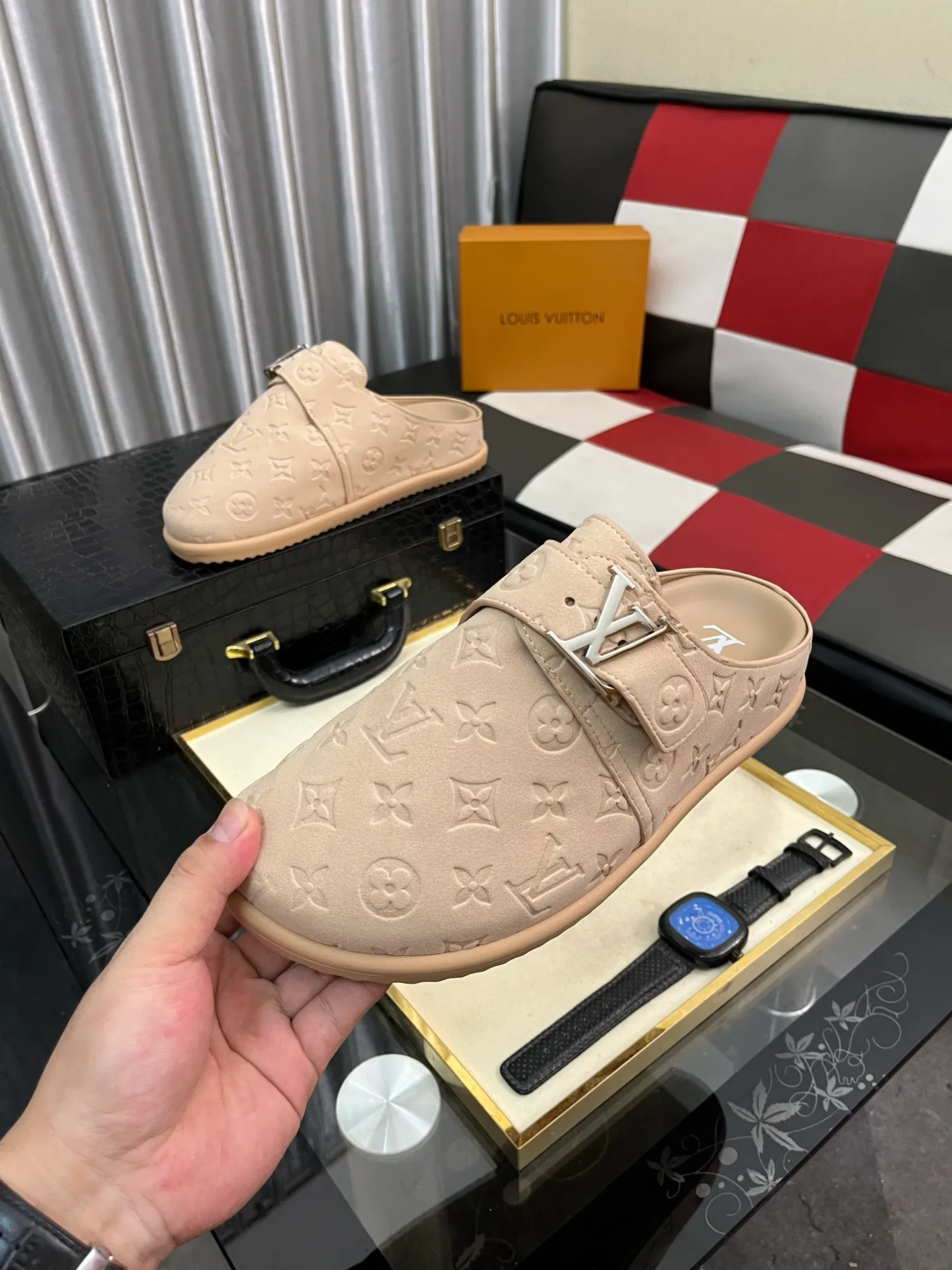 Men's shoes 💰380⌚️⌚️2025 new men's casual sandals and slippers, made of suede cow leather, with Monogram pattern to highlight the trendy style. Adjustable straps illuminated with LV letters, while a resilient insole and micro outsole provide lightweight comfort. Made of suede cow leather with embossed Monogram pattern and brand element metal hardware✅Adjustable straps➕Tough insole‼ ️Micro outsole. Comfortable and easy to wear‼ ️size: 38-446️⃣Colors available